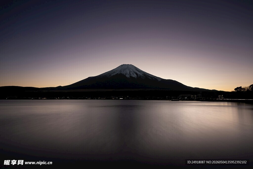 夜幕下静谧的富士山景观