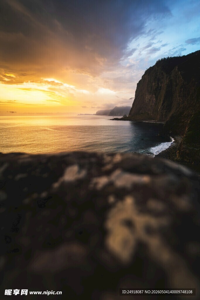海边日落美景礁石海岸线