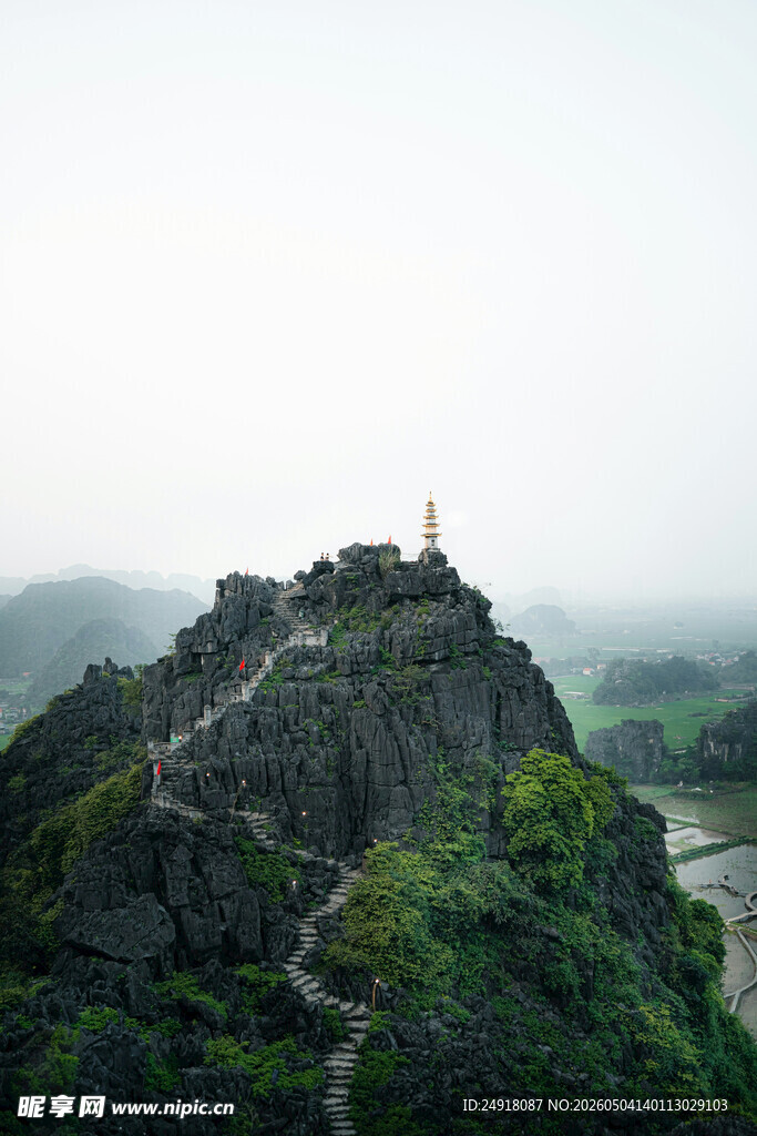 山顶古建云雾缭绕之景