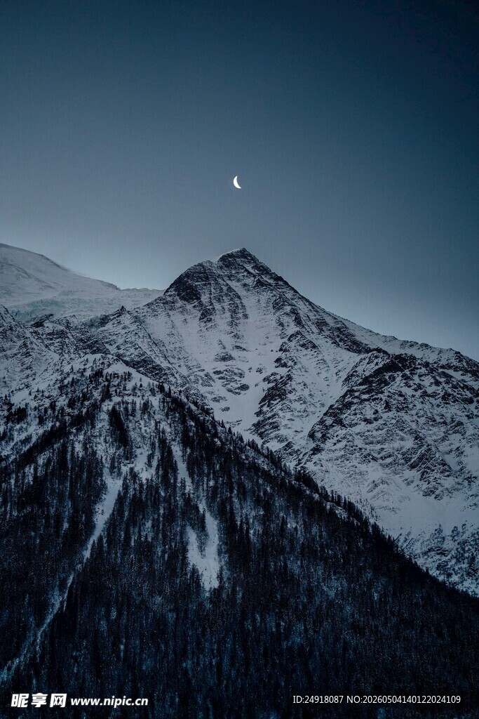 月夜下的雪山景致