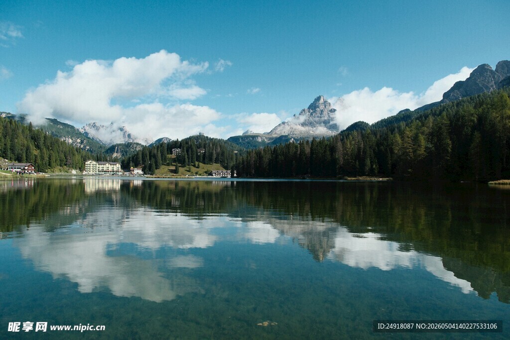 宁静湖景与远处山峦倒影
