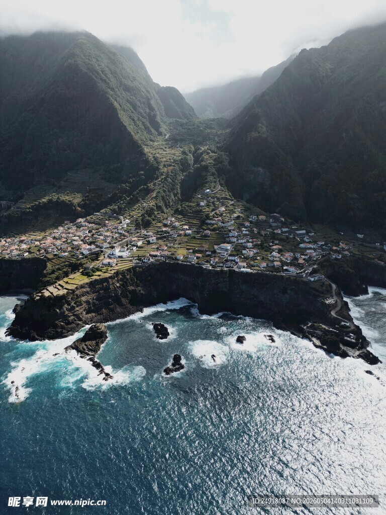 俯瞰海岸山谷美丽景致
