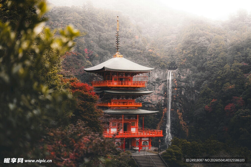 雾中红塔隐于山林间