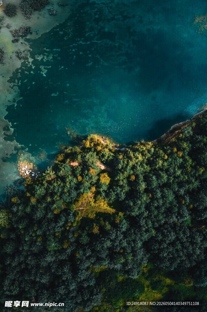 俯瞰翠绿山峦与碧蓝水域