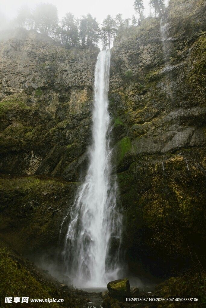 山间瀑布雾气缭绕之景