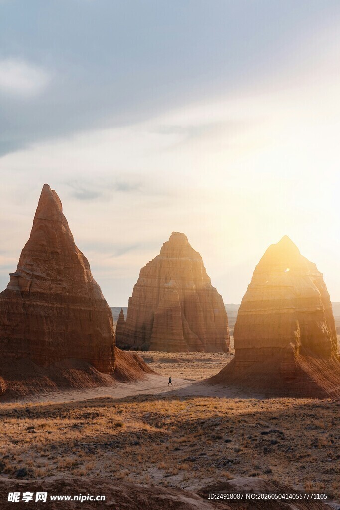 沙漠中的壮丽锥形地貌景观