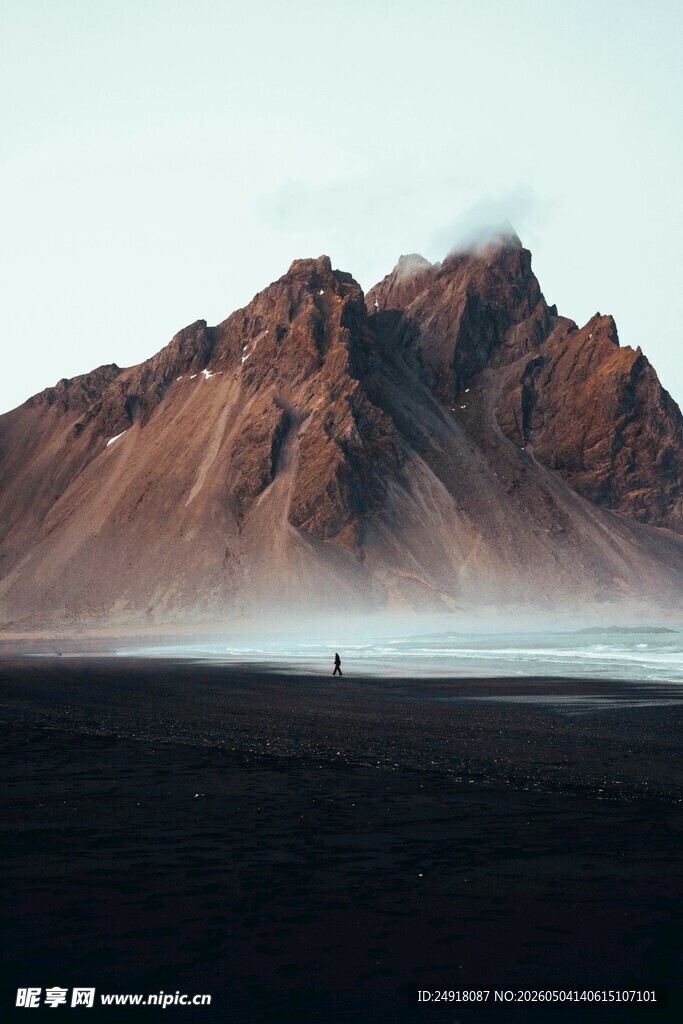 孤独旅人于壮丽山景之下