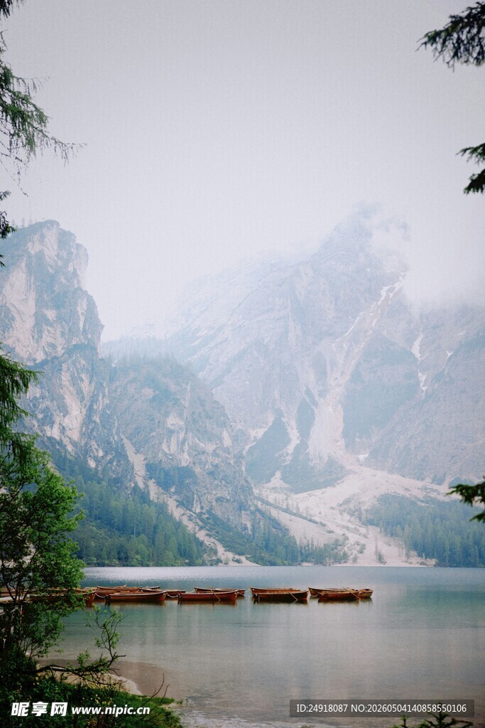 雾中湖畔山水景