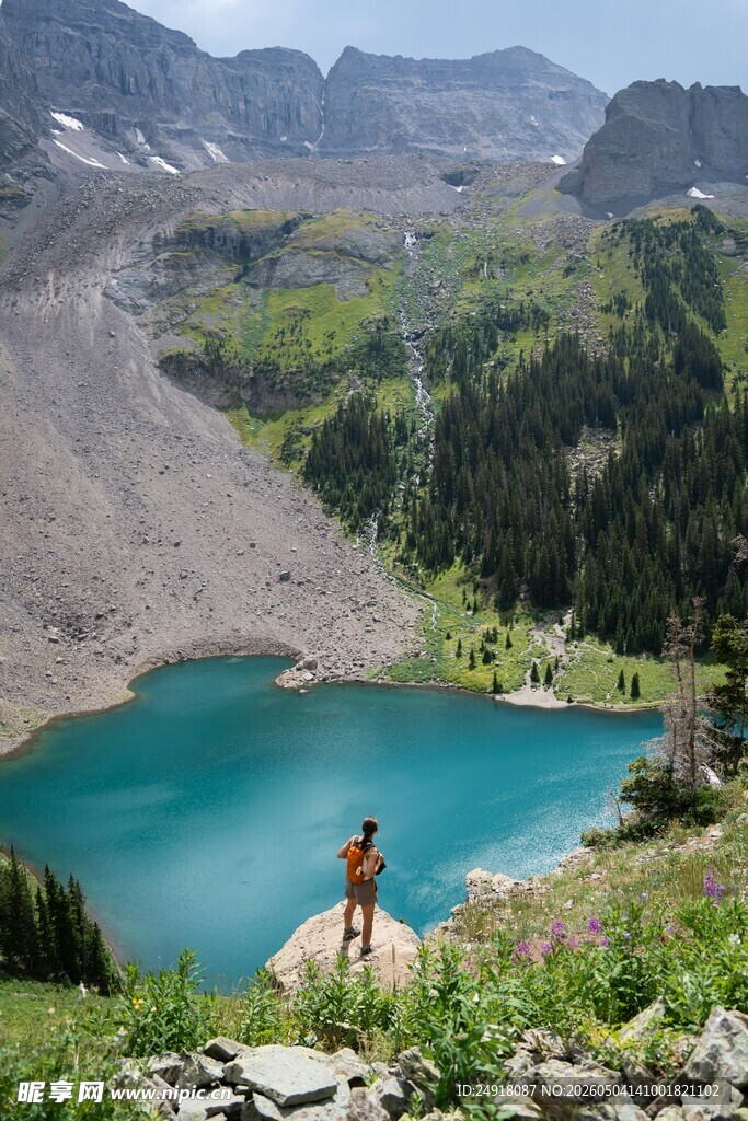 湖畔徒步者的壮美山景