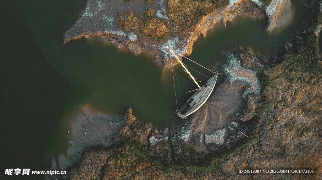 俯瞰独特建筑与水域景观