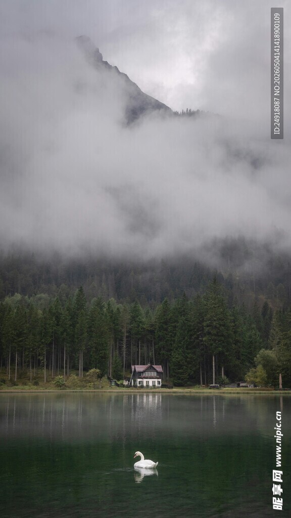 云雾缭绕的静谧湖景