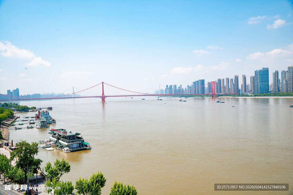 江边城市风光