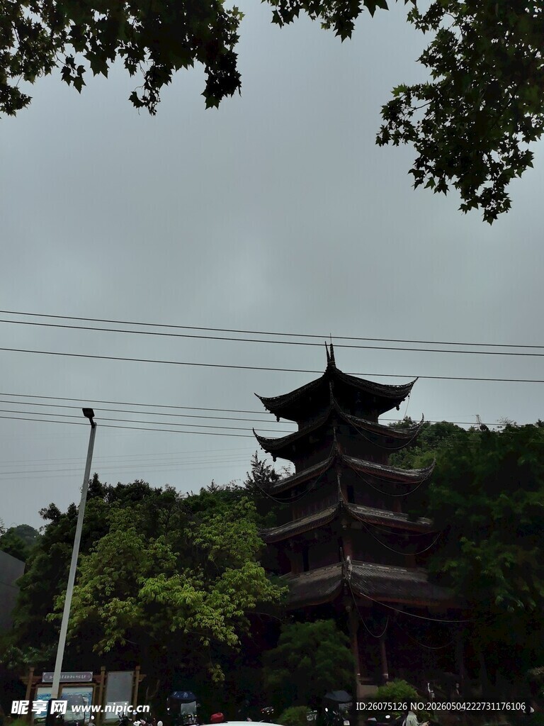 山林中的古朴多层塔楼