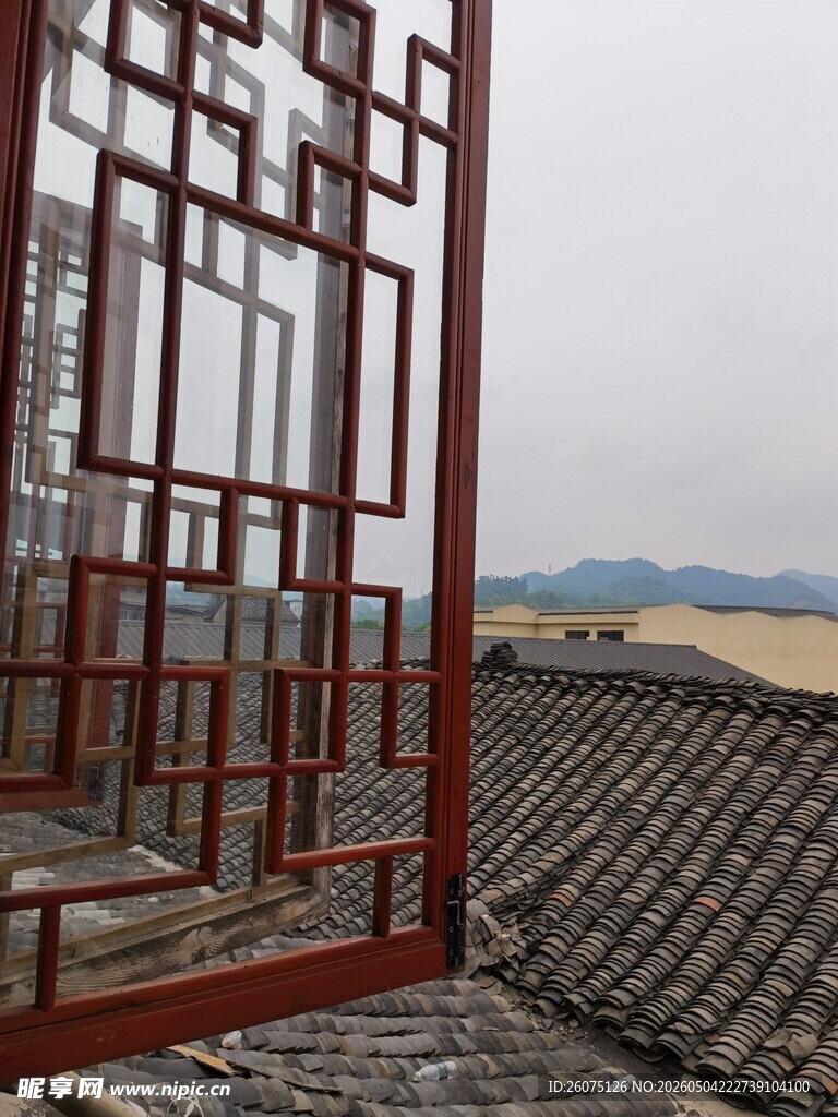 中式窗棂外的田野风光