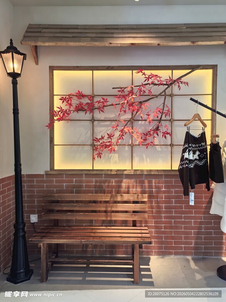 日式风墙面装饰与长椅