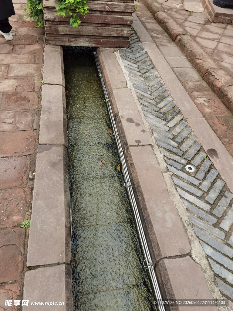古朴石砌水渠景观