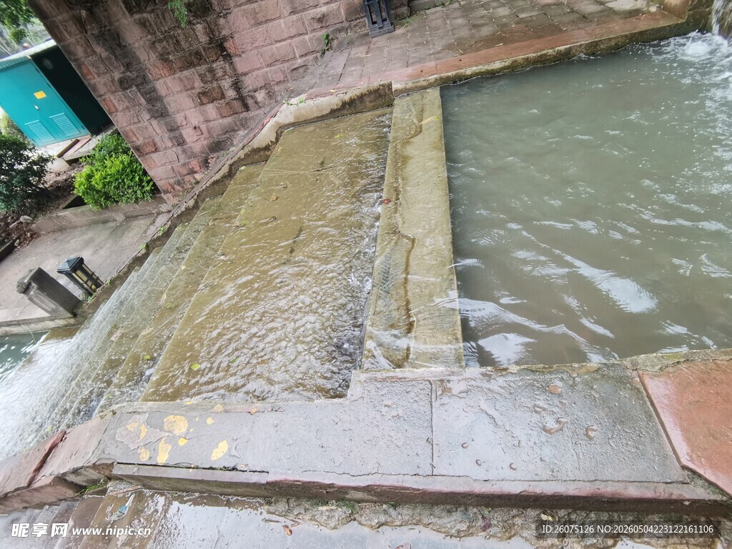 古老石阶旁的潺潺流水