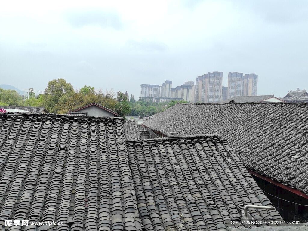 古旧瓦片屋顶的城市景致