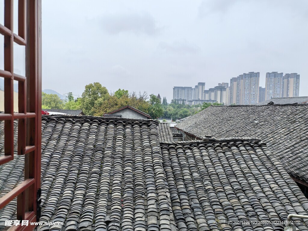 古瓦屋顶望现代城市景观