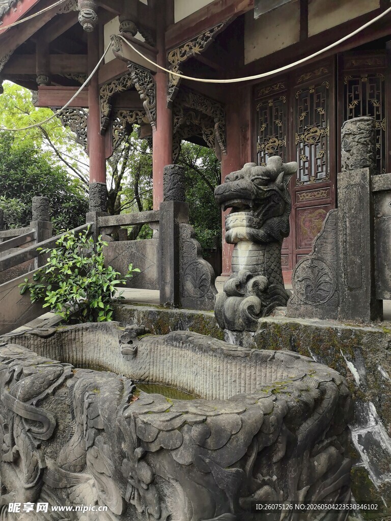 古寺庭院中的石景与香炉