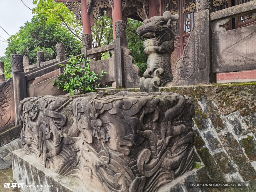 古老石雕尽显岁月韵味