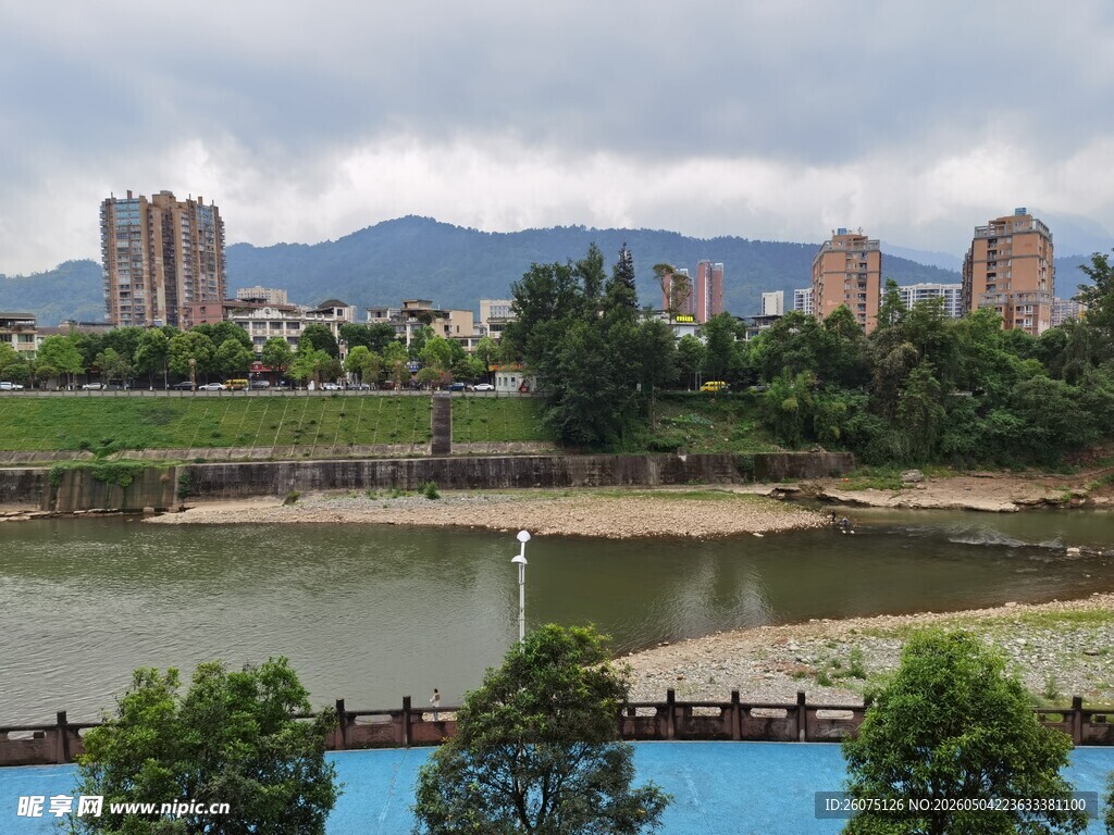 河畔城市风光