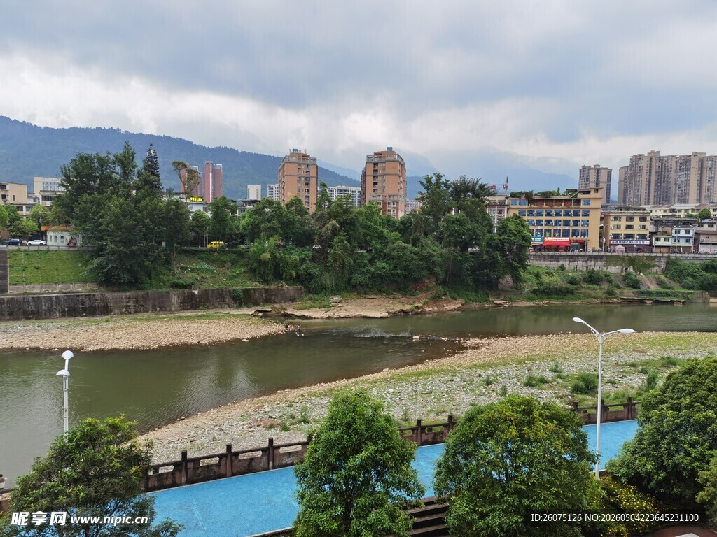 河畔城市风光绿树环绕