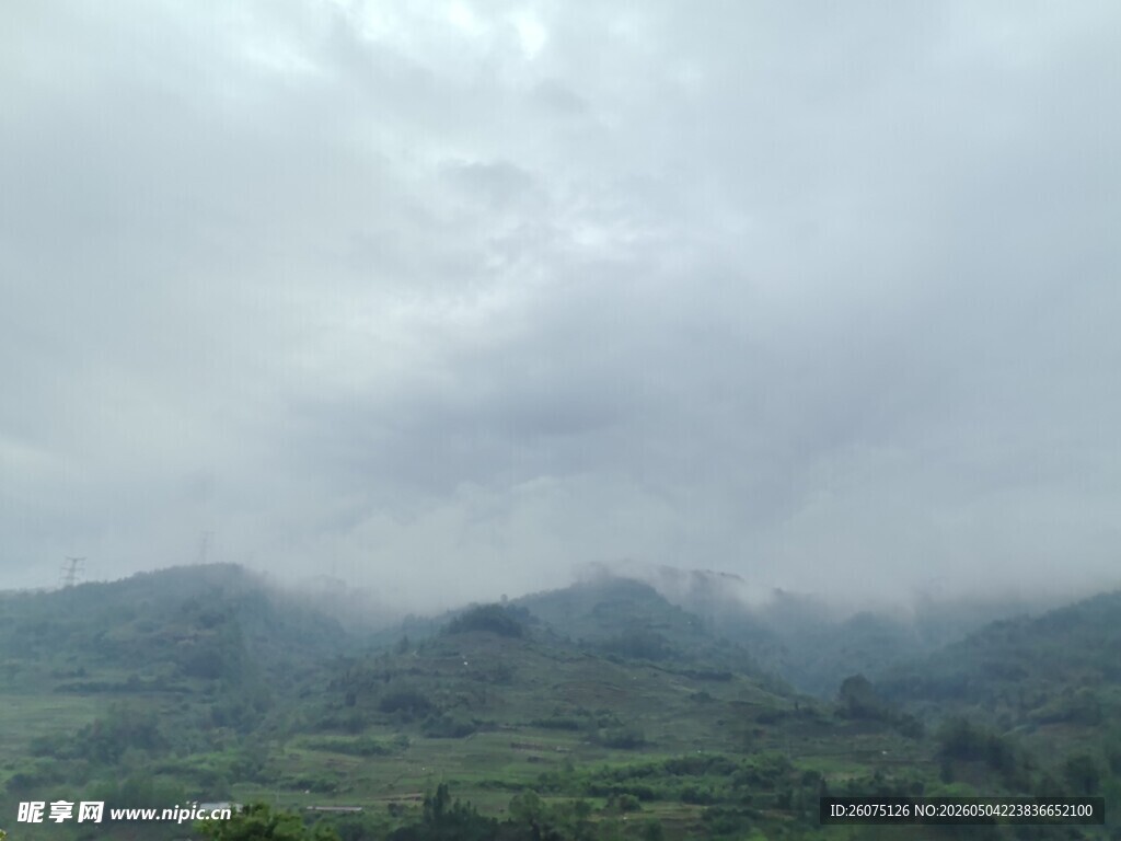 云雾缭绕的山峦景色