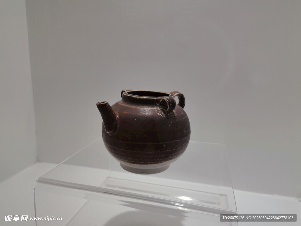 古代陶制双耳壶展示