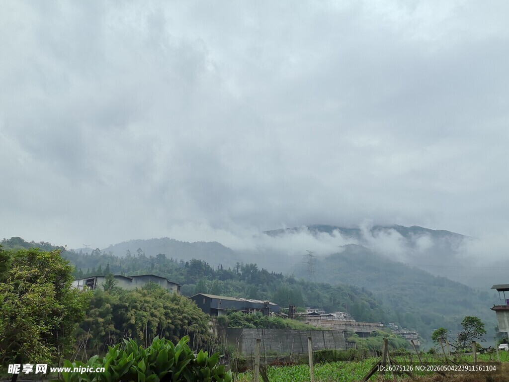 云雾缭绕的山间景致
