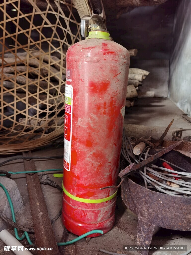 老旧红色灭火器置于杂物间