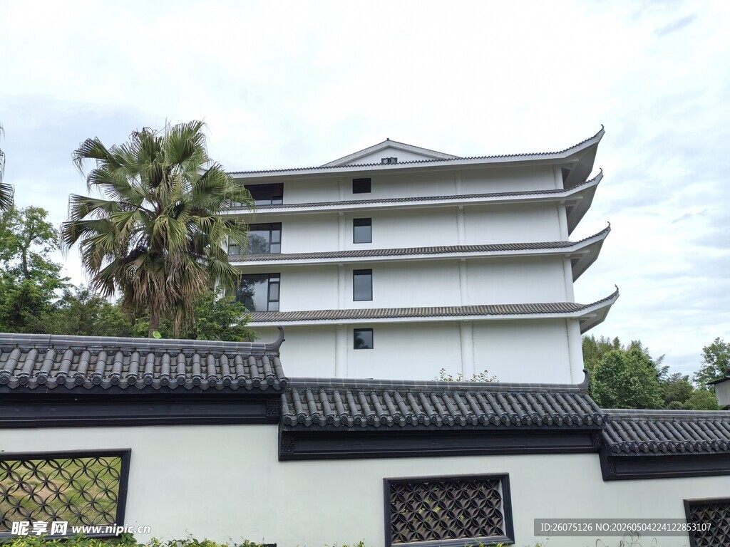 中式多层建筑与围墙景观