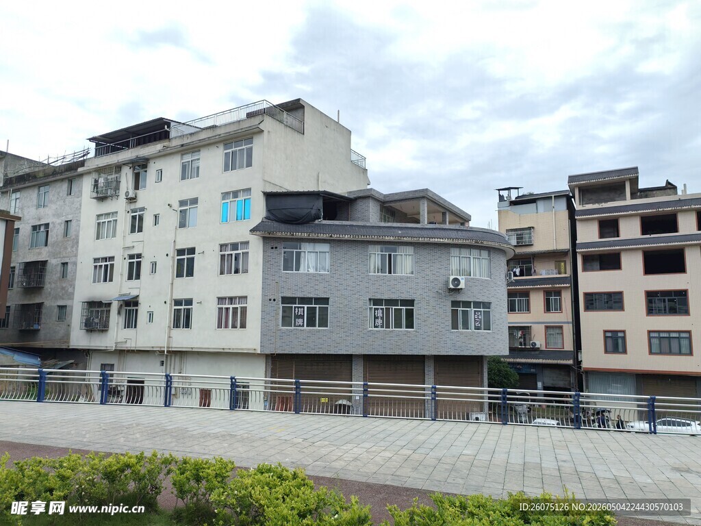多层居民楼外观景象