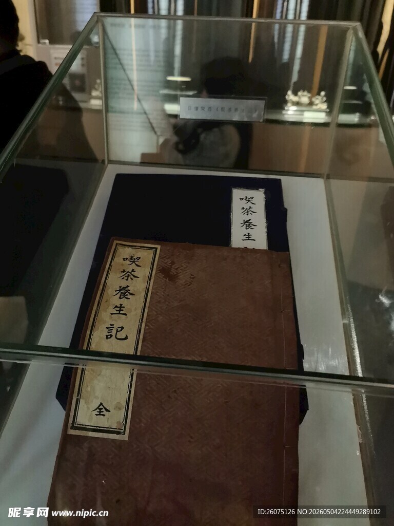 古老书籍展示于玻璃展柜中