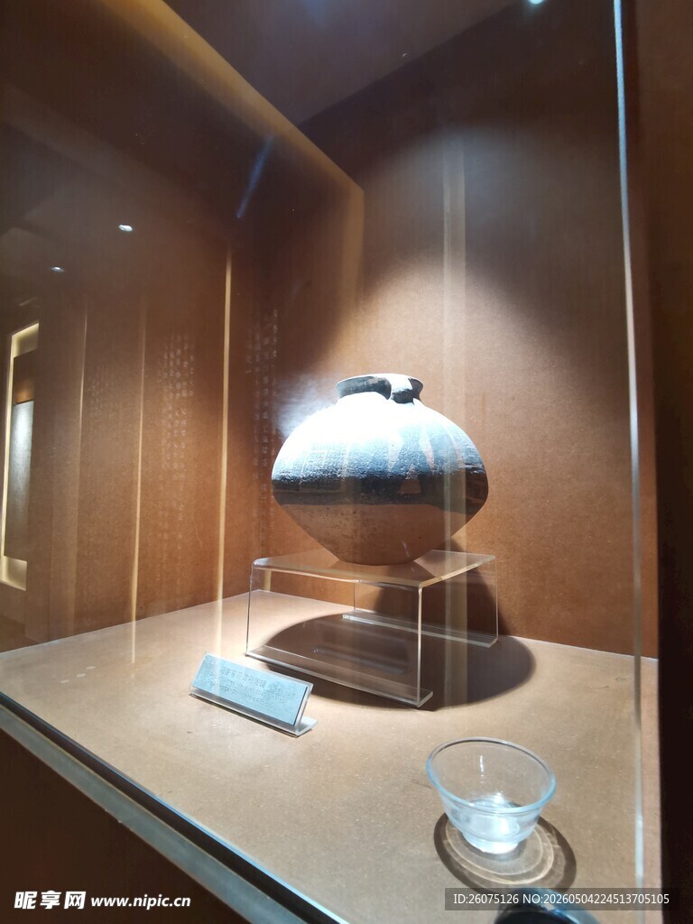 博物馆展柜中的精美器物