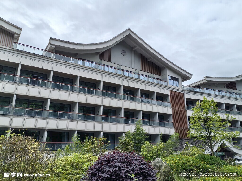 现代风格多层建筑与绿植