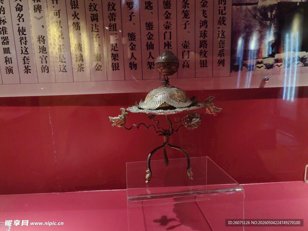 古代精巧青铜灯展示