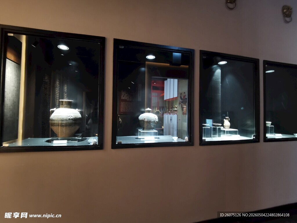 博物馆内的精美文物展柜