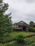 乡村绿野中的缆车与别致建筑
