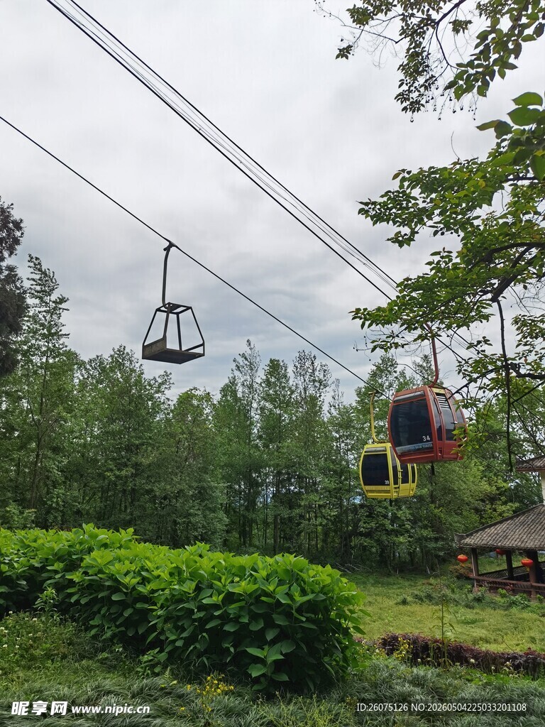 山林中的缆车风景线