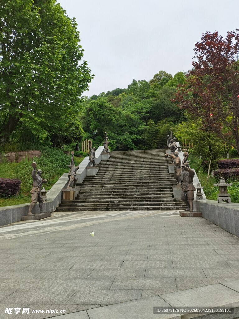 古典石桥与周边葱郁景致