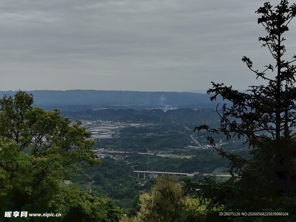 山间远眺风景