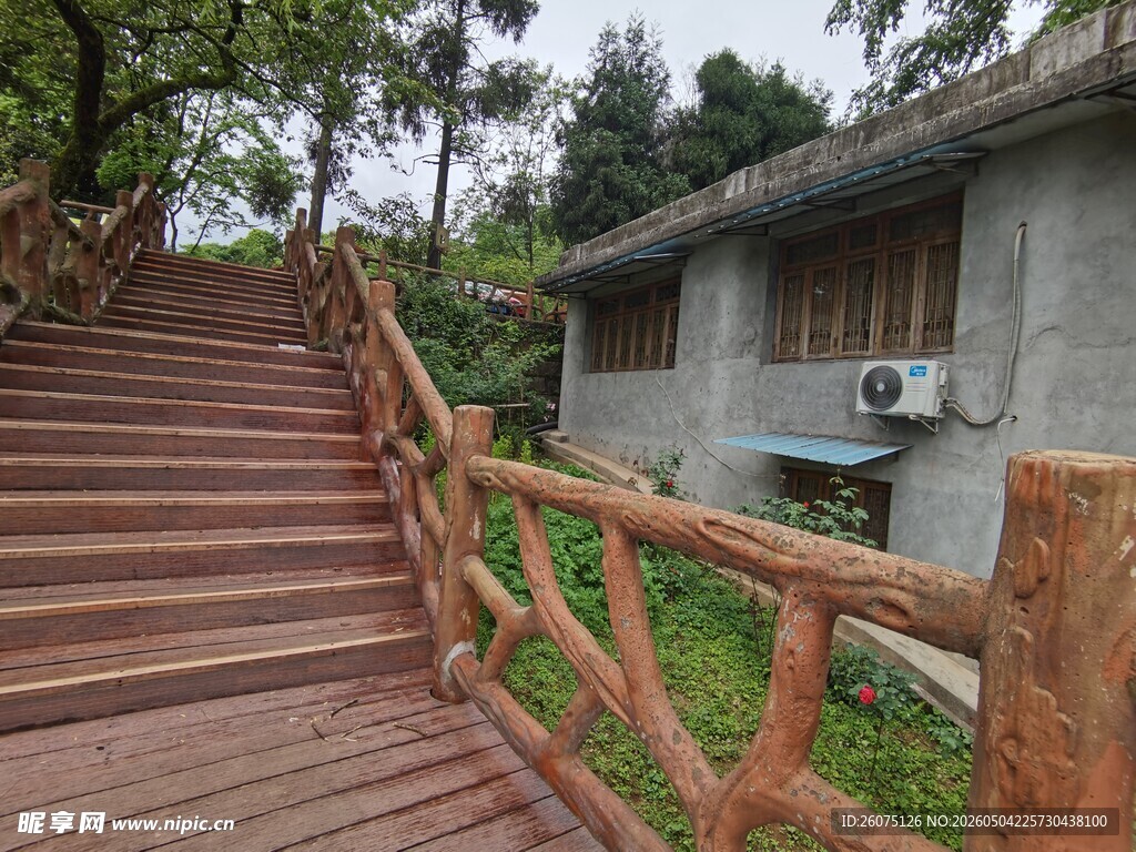 木质阶梯旁的乡村小屋