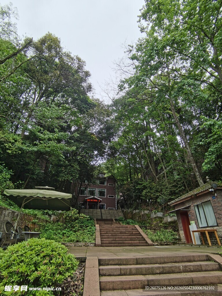 山林间的静谧古朴建筑