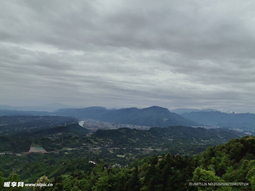 云雾缭绕的山峦景观