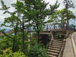 山林间的步道与观景建筑