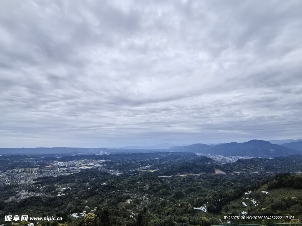 蒙顶山云雾缭绕的山峦景观