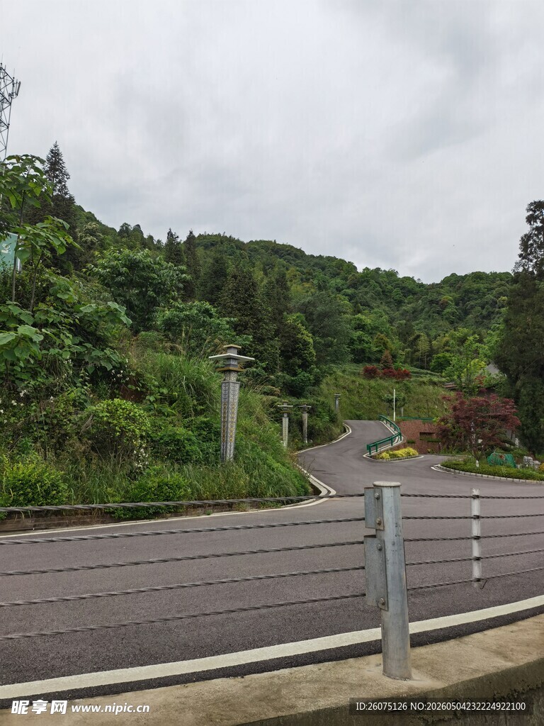 蜿蜒山间公路景观