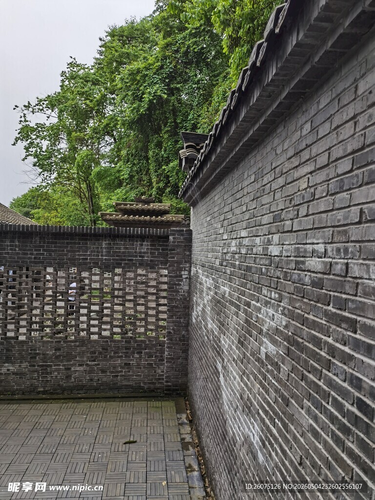 中式灰砖墙下的幽静小巷