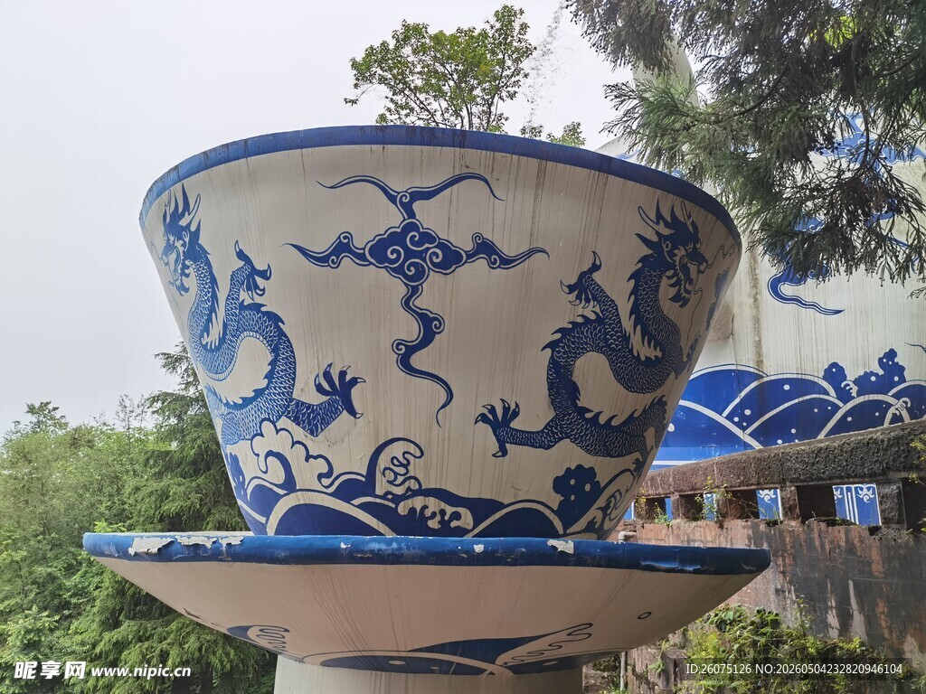 蓝白瓷杯造型户外景观